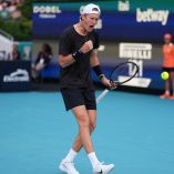 Sebastian Korda celebra el primer set a su favor en el Masters 1000 de Miami ante Alcaraz.