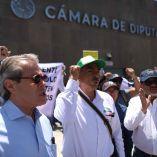 Pensionados de CFE protestan en la Cámara de Diputados