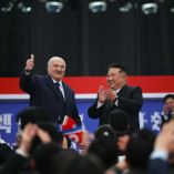 Kim Jong Un recibió con honores a Alexander Lukashenko en Pyongyang.