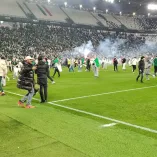 Aficionados argelinos invadieron el campo después del partido entre Argelia y Uruguay en Turín