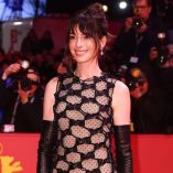 Anne Hathaway y su nueva canción para la película Mother Mary