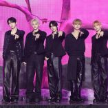 Durante la presentación para medios, los chicos interpretaron en vivo el sencillo 'Stick With You'