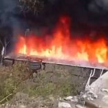 El autobús se incendió tras precipitarse, lo que complicó las labores de auxilio.