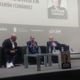 José Ramón Fernández con Víctor Trujillo y Andrés Bustamante en la presentación de su libro.