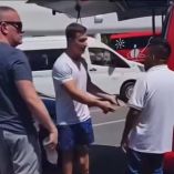 De acuerdo a las imágenes captadas la gresca se derivó tras un percance vial.