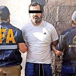 El contralmirante Fernando Farías, esposado y custodiado.