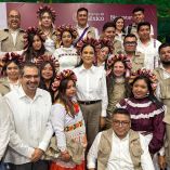 Ariadna Montiel Reyes posa con Servidores de la Nación en Querétaro, quienes portan uniformes oficiales y vestimenta tradicional durante reunión institucional.