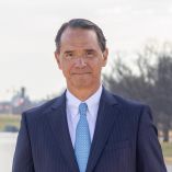 "Nuestras entidades aportan equipos propios, operaciones certificadas y décadas de experiencia local. Eso permite la ejecución inmediata y el crecimiento medible de la producción desde el primer día", afirma Roy A. Ellis, presidente de LEP.