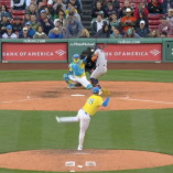 Momento en el que la recta de Tyler Samaniego a 94 millas por hora (150 kilómetros por hora) impacta en la cabeza de Christian Walker y le rompe el casco.