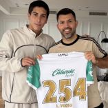 El Kun Agüero posó con la camiseta de Santos Laguna