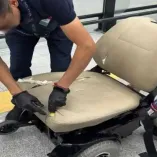 Personal de Marina inspecciona la silla de ruedas utilizada para ocultar 8.8 kilos de presunta cocaína asegurados en el AICM durante una revisión con apoyo canino.
