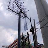 Una lona publicitaria de gran formato fue retirada por el Heroico Cuerpo de Bomberos cuando estaba en riesgo de caer.