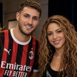 Santiago Giménez aparece en el vídeo de Shakira en la canción oficial del Mundial