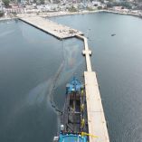 La Marina continúa con los trabajos de contención y limpieza de hidrocarburo en inmediaciones del muelle turístico, en el centro histórico de Manzanillo, Colima.
