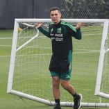 Rafael Márquez, entusiasta al dirigir el inicio de la sesión matutina en el CAR.