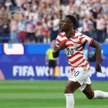 Folarin Balogun convirti´el 2-0 y 3-0 de Estados Unidos en el primer tiempo frente a Paraguay.