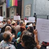 El viernes, unos cien escritores protestaron con pancartas frente a la Casa del Poeta Ramón López Velarde.