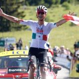 Isaac del Toro conquistó el Tour Auvernia-Ródano-Alpes tras una exhibición en la montaña que le permitió remontar 49 segundos y quedarse con el liderato general.