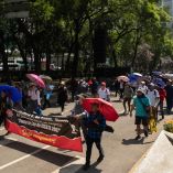 CNTE se manifiesta frente a oficinas de diversas Afores