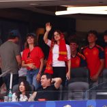 Rosalía saludó a sus seguidores desde el palco del estadio.