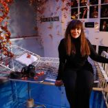 La artista visual mexicana Alicia Barrionuevo posa junto a su instalación, en un hospital en Los Ángeles, California.