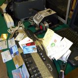 Se informó que en los cateos fueron detenidas diez personas y se aseguraron un arma corta, un arma larga, un rifle de diábolos, cuatro cartuchos y diversas dosis de droga.