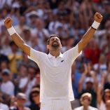 Novak Djokovic celebra su boleto a la siguiente ronda en Wimbledon 2026.
