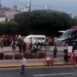 Con detonaciones de arma de fuego y un enfrentamiento entre padres de familia contra policías de Ixtapaluca se llevó a acabo de la detención de dos profesores del Celestino Freinet.