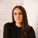En "Comerás flores" Lucía Solla confecciona una estructura literaria y un ritmo para provocar en el lector una sensación de angustia.