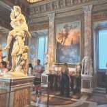Situada en los jardines de Villa Borghese en Roma, la galería posee 20 salas decoradas con frescos, doraduras y mármoles.