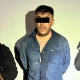 Las autoridades investigan al hombre por sus actividades ilícitas, ya que se presume que el jueves dejó abandonado el mencionado vehículo con dos cuerpos en la cajuela.