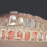 El anfiteatro fue construido en el año 30 d. C., durante la época del Imperio romano, cuatro décadas antes que el célebre Coliseo de Roma.