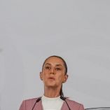 Presidenta Claudia Sheinbaum durante su conferencia matutina en Palacio Nacional informando sobre el caso Ayotzinapa.