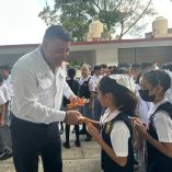 El momento fue posteriormente difundido en sus plataformas digitales con una peculiar musicalización: la frase “Esta pequeña parte de mi vida se llama felicidad”.