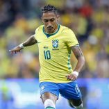 Raphinha portando la camiseta número 10 de la Selección de Brasil durante un partido internacional.
