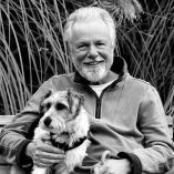 TOULECO VALENTINE CHAPUIS / PETER MAY EST UN ECRIVAIN ECOSSAIS NATURALISE FRANCAIS DEPUIS 2016 QUI EST INSTALLE DANS LE LOT AU VILLAGE DE BETAILLE / IL EST L AUTEUR D UNE TRILOGIE POLICIERE DONT L INTRIGUE SE DEROULE A PEKIN / AUTEUR LIVRE LITTERATURE