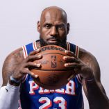 LeBron James con el uniforme de los Philadelphia 76ers.