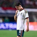 Álvaro Fidalgo fue increpado por un aficionado cuando iba a cobrar un tiro de esquina durante el partido de México y Chile en el Coliseum de Los Ángeles