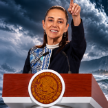Huracán sobre la costa con oleaje intenso y vientos fuertes durante el llamado de Protección Civil a la población.