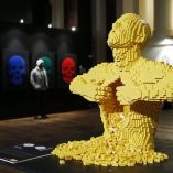 25 de noviembre.- La obra de arte titulada "Amarillo", que está hecha de ladrillos de Lego, se ve junto a otra obra de arte de Lego titulada "Skulls", durante la "The Art of the Brick" exposición en la Bolsa de Bruselas, Bélgica.