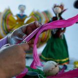 El Totomoxtle, la hoja que cubre al elote se convierte en artesanía para las fiestas patrias. Foto Notimex