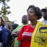 Los fieles seguidores de Muhammad Ali se dan cita en el Cementerio Cave Hill (EFE)