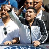 Maradona no deja solo a Messi y pide que siga (Reuters)