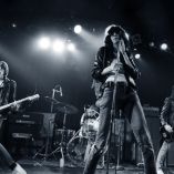 En 1974, Ramones por primera vez en el afamado club CBGB de Nueva York. (Archivo)