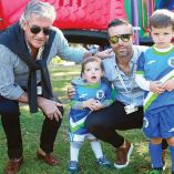 El abuelo y padre, orgullosos, al lado de Mateo y del pequeño Mikel, en Puebla.