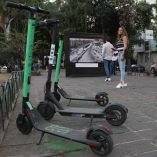 Los espacios se adaptaron para que los usuarios puedan colocar sus bicicletas y monopatines. Foto: Cuartoscuro/Archivo