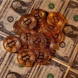 Bitcoin marca nuevo récord de casi 65 mil dólares