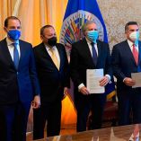 De izq. a der.: Marko Cortés, del PAN; Jesús Zambrano, del PRD; el secretario general de la OEA, Luis Almagro; y el Alejandro Moreno, del PRI. Imagen tomada de Twitter: @Jesus_ZambranoG