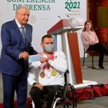 El presidente Andrés Manuel López Obrador al entregar un apoyo económico al medallista paralímpico Diego López Díaz. Imagen: Captura de video