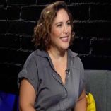 No toda la entrevista fue miel sobre hojuelas, pues la actriz platicó que tristemente no pudo convivir mucho con sus padres, pues ellos se la pasaban trabajando.